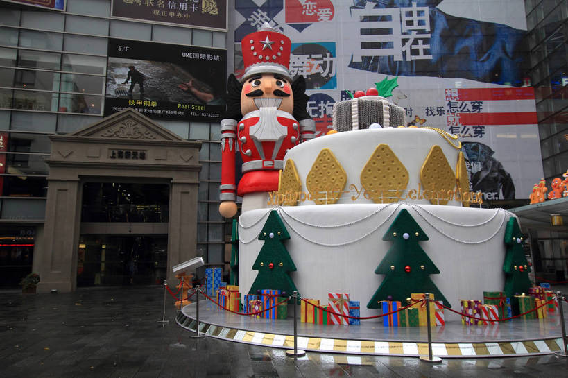 点心,西方人,胡须,一个人,无人,栏杆,站,笑,大笑,横图,室外,白天,正面,下午茶,兴奋,童话故事,植物,礼盒,礼物,帽子,上海,欧洲,中国,欧洲人,亚洲,仅一个男性,仅一个人,仅一个中年男性,纸盒,星星,围栏,食品,圣诞树,注视,礼帽,护栏,盒子,树,树木,食物,糕点,红色,绿色,自然,包装盒,模型,礼品盒,观察,看,站着,张嘴,星形,礼品,生长,成长,观看,展览,新天地,申,察看,关注,五角形,张大嘴巴,卢湾区,东亚,上海市,中华人民共和国,沪,华东地区,哈哈大笑,上海新天地,胡桃夹子,童话,男人,男性,中年男性,白种人,山羊胡,胡子,张开嘴,五角星,站立,彩图,全身,礼服,高兴,狂笑,挂绳礼宾杆,栏杆柱,礼宾带,礼宾杆,礼宾杆围栏,礼宾栏,礼宾绳,礼宾柱,蛋糕,白色人种,高加索人种,欧罗巴人种,shlxx1