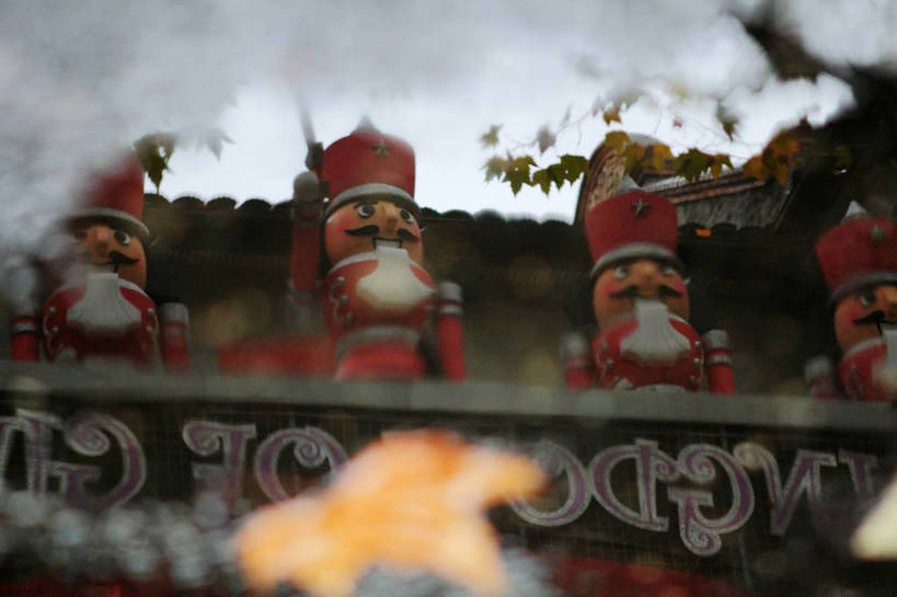 西方人,无人,四个人,伙伴,朋友,站,笑,大笑,横图,俯视,室外,白天,兴奋,童话故事,友谊,合作,团队,水,帽子,叶子,上海,欧洲,中国,欧洲人,亚洲,朦胧,模糊,英文,标志,文字,液体,字符,字母,水滴,星星,枯叶,落叶,注视,礼帽,标识,红色,倒影,观察,看,站着,张嘴,星形,战略,观看,展览,新天地,英文字母,申,察看,倒映,关注,五角形,张大嘴巴,卢湾区,东亚,上海市,中华人民共和国,沪,华东地区,哈哈大笑,联合,合谋,上海新天地,胡桃夹子,反照,配合,童话,协作,男人,男性,中年男性,白种人,叶,叶片,张开嘴,五角星,站立,半身,彩图,高角度拍摄,礼服,高兴,狂笑,白色人种,高加索人种,欧罗巴人种,shlxx1