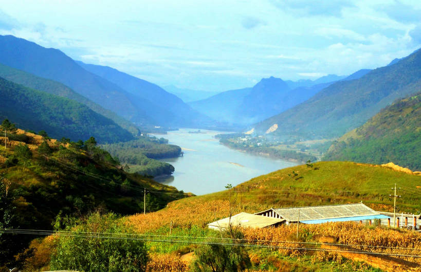 无人,家,横图,俯视,室外,白天,旅游,度假,美景,秋季,森林,山,山脉,树林,植物,丽江,中国,亚洲,阴影,枯萎,电力,光线,电线,电线杆,线,影子,房屋,屋顶,屋子,景观,山峰,云,云朵,枯草,电能,山峦,线路,云彩,顶棚,娱乐,楼房,云南,住宅,草,树,树木,黄色,蓝色,绿色,白云,蓝天,天空,阳光,自然,群山,天,享受,休闲,景色,放松,生长,晴朗,成长,电,电源,自然风光,能量,东亚,石鼓镇,云南省,中华人民共和国,西南地区,滇,丽江市,玉龙纳西族自治县,晴空,秋,秋天,彩图,高角度拍摄,房子,长江第一湾,简易房,临时建筑,shlxx1