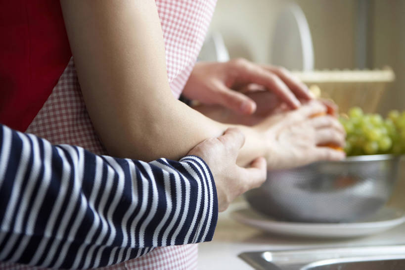 成年人,两个人,家庭,夫妻,丈夫,妻子,家庭主妇,横图,室内,特写,白天,侧面,家务,幸福,葡萄,水果,北京,中国,亚洲,握,准备,朦胧,模糊,围裙,房屋,公寓,食品,浪漫,休闲装,干净,居家,碗,休闲,健康,温暖,温馨,一家人,亲密,搭,握着,摄影,打扫,协助,和睦,搭着,清新,忙碌,东亚,健康食物,陪同,陪伴,男人,年轻男性,年轻女性,女人,女性,中国人,年轻人,手臂,情侣,桔子,烹调,清洗,拥抱,彩图,爱,深情,融洽,家务劳动,伴随,bj175