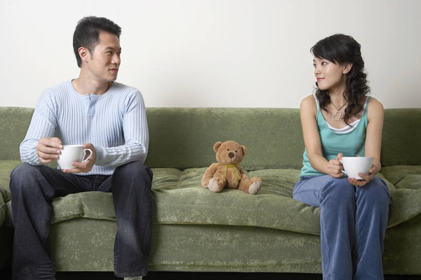 东方人,成年人,两个人,家庭,夫妻,丈夫,妻子,客厅,微笑,横图,室内,白天,正面,下午茶,满意,友谊,幸福,茶,沙发,玩具,北京,中国,亚洲,喝,握,房屋,公寓,泰迪熊,浪漫,杯,休闲装,闻,饮食,休闲,健康,温暖,温馨,一家人,面对面,放松,握着,摄影,和睦,起居室,舒适,东亚,男人,年轻男性,年轻女性,女人,女性,亚洲人,中国人,年轻人,情侣,茶杯,说话,坐着,彩图,全身,融洽,bj175