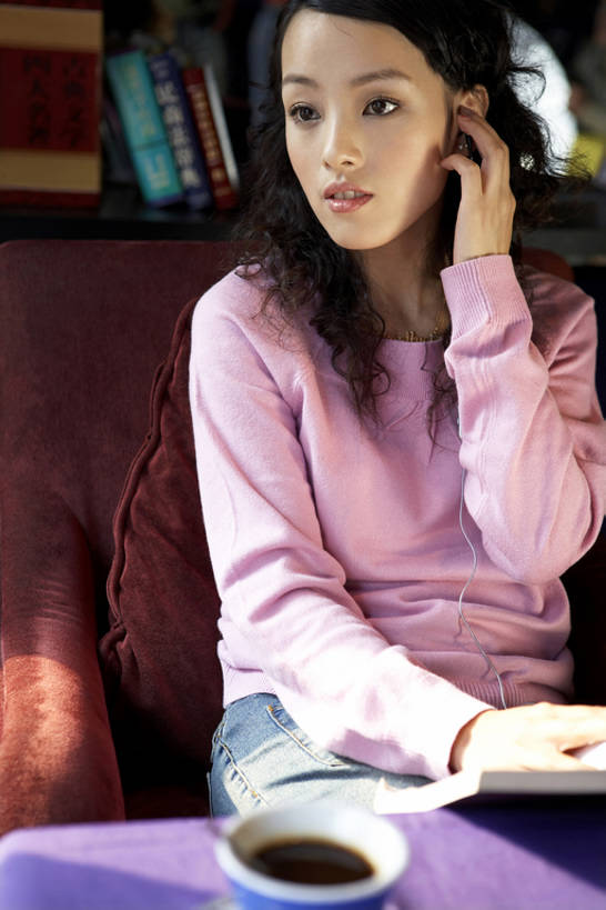 咖啡,东方人,成年人,一个人,书店,竖图,室内,白天,正面,陶醉,快乐,沙发,书架,北京,中国,亚洲,仅一个年轻女性,仅一个女性,仅一个人,握,耳塞,咖啡杯,音乐,音乐播放器,休闲装,随身听,享受,休闲,舒服,放松,握着,摄影,享乐,爱好,MP3播放器,东亚,无忧无虑,年轻女性,女人,女性,亚洲人,中国人,年轻人,书,休闲活动,坐着,半身,彩图,欢乐,咖啡馆,播放器,沉醉,bj175