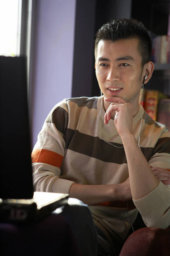 东方人,成年人,一个人,书店,笑,微笑,露齿笑,竖图,室内,白天,正面,快乐,通讯,幸福,笔记本电脑,互联网,技术,窗户,书架,北京,中国,亚洲,仅一个男性,仅一个人,撑,敲打,工作,耳塞,联系,音乐,托腮,休闲装,输入,仅一个年轻男性,打字,托,休闲,健康,舒服,放松,想,摄影,点击,敲击,便利,享乐,愉悦,托下巴,爱好,东亚,无线电技术,无忧无虑,按键,计算机,男人,男性,年轻男性,亚洲人,中国人,年轻人,休闲活动,坐着,半身,彩图,欢乐,咖啡馆,bj175