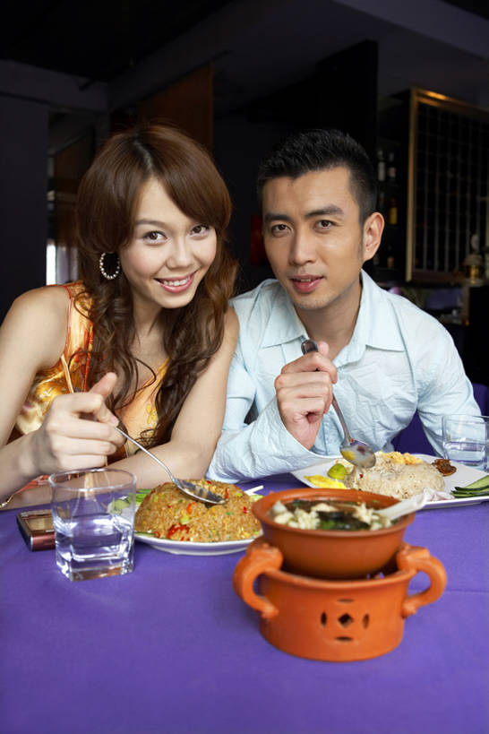 东方人,成年人,两个人,笑,微笑,露齿笑,竖图,室内,白天,正面,爱情,吃饭,快乐,通讯,幸福,分享,水,北京,中国,亚洲,握,并排,食品,饮品,浪漫,注视,饮食,食物,饮料,观察,看,亲昵,休闲,健康,温暖,温馨,恩爱,放松,活力,亲密,握着,约会,恋人,摄影,观看,和睦,察看,享乐,关注,可口,肖像,东亚,陪同,适口,陪伴,男人,男性,年轻男性,年轻女性,女人,女性,亚洲人,中国人,年轻人,情侣,休闲活动,坐着,半身,彩图,爱,欢乐,深情,餐馆,伴侣,融洽,伴随,bj175