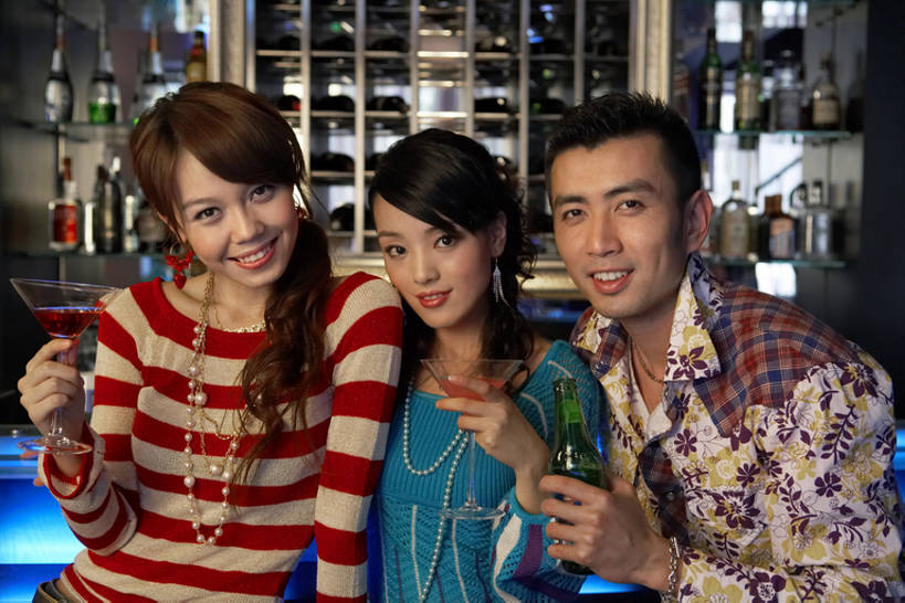 东方人,成年人,三个人,酒吧,笑,微笑,露齿笑,横图,室内,夜晚,正面,运动服,聚会,时尚,夜生活,快乐,友谊,幸福,热情,信心,吧台,城市,北京,中国,亚洲,喝,连接,握,并排,食品,酒类,饮品,注视,娱乐,饮食,刺激,食物,饮料,鸡尾酒,观察,看,休闲,啤酒瓶,放松,个性,活力,亲密,握着,摄影,观看,明亮,察看,酷,享乐,愉悦,关注,可口,肖像,东亚,陪同,爱国主义,适口,陪伴,无忧无虑,马提尼酒杯,男人,男性,年轻男性,年轻女性,女人,女性,亚洲人,中国人,年轻人,休闲活动,说话,拥抱,半身,彩图,欢乐,混合饮料,伴随,bj175