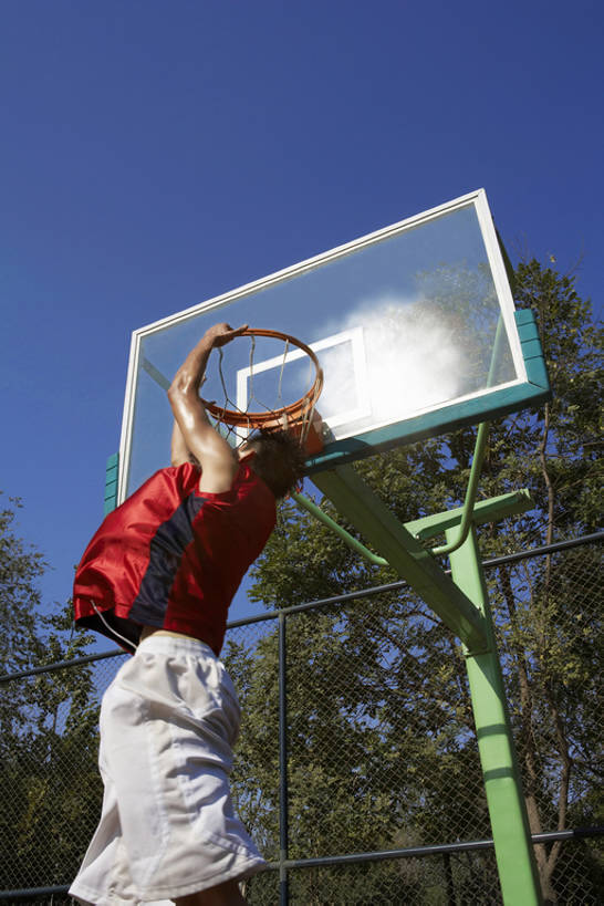 东方人,成年人,一个人,公园,跳,竖图,室外,白天,运动服,游戏,运动,竞争,北京,中国,亚洲,仅一个男性,仅一个人,吊挂,握,悬挂,运动衣,短裤,篮球框,篮球场,球场,挂,投篮,玩,篮球运动员,球,仅一个年轻男性,背面,红色,蓝色,天空,健康,活力,灌篮,握着,摄影,专心,团体运动,敏捷,决心,挑战,篮球运动,东亚,技能,男人,男性,年轻男性,亚洲人,中国人,年轻人,休闲活动,彩图,bj175