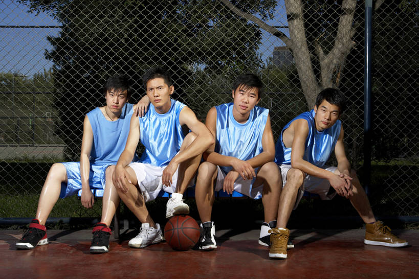 东方人,成年人,肌肉,健壮,四个人,学生,运动员,横图,室外,白天,正面,运动服,运动鞋,锻炼,游戏,友谊,运动,合作,团队,信心,竞争,北京,中国,亚洲,短裤,并排,篮球场,球场,训练,玩,篮球运动员,注视,袜子,球,树,蓝色,天空,夏天,观察,看,健康,活力,力量,搭,摄影,观看,察看,酷,团体运动,搭着,关注,挑战,篮球运动,东亚,陪同,陪伴,能力,男人,男性,年轻男性,亚洲人,中国人,年轻人,休闲活动,体育运动员,运动选手,坐着,彩图,全身,韧性,伴随,bj175