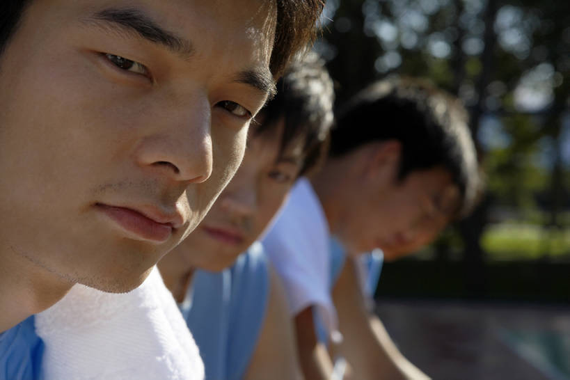 东方人,成年人,肌肉,健壮,四个人,学生,运动员,横图,室外,正面,侧面,运动服,运动鞋,锻炼,游戏,友谊,运动,合作,团队,信心,竞争,北京,中国,亚洲,短裤,并排,篮球场,球场,训练,玩,篮球运动员,注视,袜子,球,树,蓝色,天空,瓶子,毛巾,夏天,观察,看,休闲,健康,放松,活力,力量,摄影,汗水,观看,察看,酷,团体运动,关注,挑战,篮球运动,东亚,陪同,陪伴,能力,团结,男人,男性,年轻男性,亚洲人,中国人,年轻人,休闲活动,体育运动员,运动选手,坐着,彩图,全身,韧性,伴随,bj175