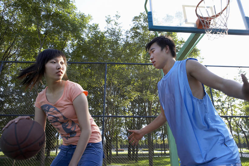 成年人,两个人,跳,横图,室外,白天,运动服,游戏,友谊,运动,团队,信心,竞争,北京,中国,亚洲,握,运动衣,篮球框,栅栏,篮球场,球场,竞技运动,半空,玩,篮球运动员,牛仔裤,休闲装,球,蓝色,健康,握着,摄影,专心,团体运动,敏捷,决心,篮球运动,东亚,陪同,技能,陪伴,男人,男性,年轻男性,年轻女性,女人,女性,亚洲人,中国人,年轻人,休闲活动,跳跃,彩图,伴随,bj175