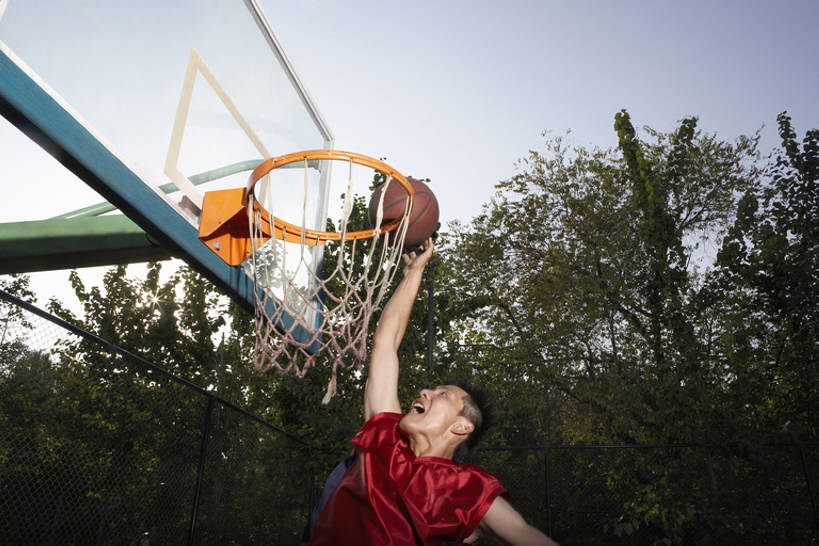 东方人,成年人,一个人,跳,举,横图,室外,白天,侧面,游戏,运动,信心,竞争,北京,中国,亚洲,仅一个男性,仅一个人,伸展,握,运动衣,篮球框,篮球场,球场,竞技运动,玩,篮球运动员,球,仅一个年轻男性,红色,托,张嘴,健康,伸手,舒展,握着,摄影,团体运动,决心,爱好,挑战,张大嘴巴,篮球运动,东亚,技能,男人,男性,年轻男性,亚洲人,中国人,年轻人,张开嘴,休闲活动,举起,举手,举着,向上举,向上伸,向上托,半身,彩图,bj175