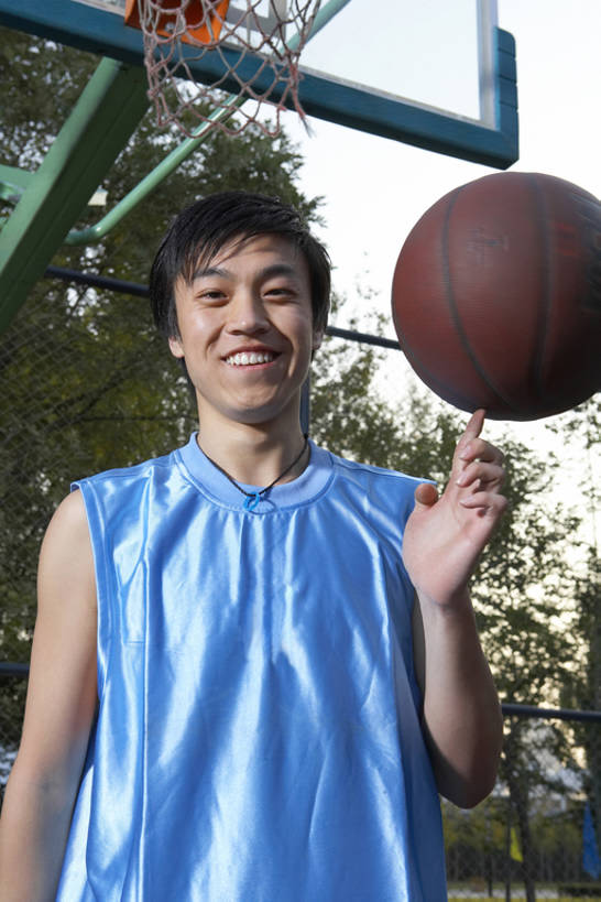 东方人,成年人,肌肉,一个人,学生,运动员,笑,微笑,露齿笑,竖图,室外,白天,正面,运动服,锻炼,游戏,快乐,幸福,运动,信心,北京,中国,亚洲,仅一个男性,仅一个人,握,运动衣,篮球框,篮球场,球场,训练,玩,篮球运动员,注视,旋转,球,树,仅一个年轻男性,蓝色,天空,夏天,观察,看,站着,休闲,健康,手指,放松,活力,力量,平衡,握着,摄影,观看,察看,酷,团体运动,享乐,关注,运送,肖像,篮球运动,东亚,技能,男人,男性,年轻男性,亚洲人,中国人,年轻人,休闲活动,体育运动员,运动选手,半身,彩图,欢乐,bj175