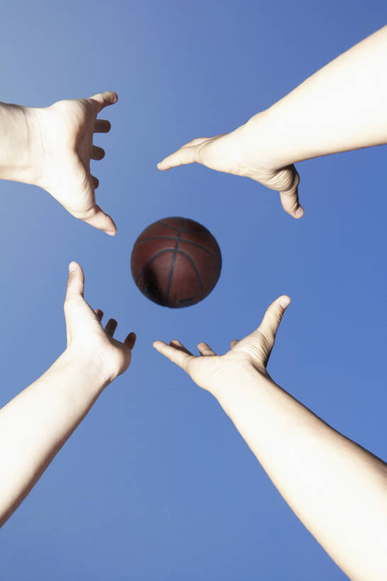 成年人,手,四个人,竖图,室外,白天,仰视,游戏,运动,竞争,北京,中国,亚洲,伸展,运动衣,半空,玩,篮球运动员,球,蓝色,蓝天,天空,舒展,摄影,篮球运动,东亚,男人,男性,年轻男性,亚洲人,中国人,年轻人,手臂,休闲活动,彩图,bj175