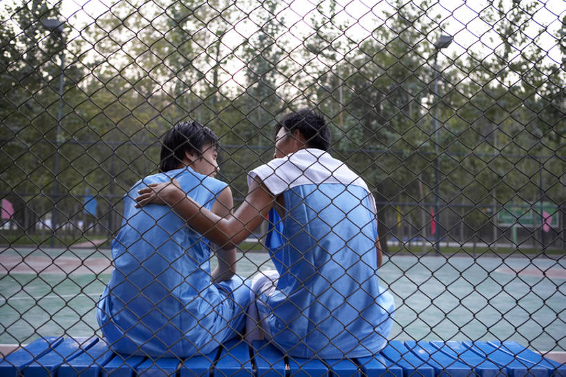 东方人,成年人,两个人,学生,运动员,横图,室外,白天,运动服,锻炼,游戏,满意,友谊,运动,合作,团队,北京,中国,亚洲,连接,运动衣,短裤,并排,网,栅栏,长椅,篮球场,球场,训练,玩,篮球运动员,球,树,背面,蓝色,天空,夏天,休闲,健康,放松,搭,摄影,团体运动,搭着,关爱,篮球运动,东亚,陪同,陪伴,男人,男性,年轻男性,亚洲人,中国人,年轻人,休闲活动,体育运动员,运动选手,说话,坐着,半身,彩图,深情,伴随,bj175