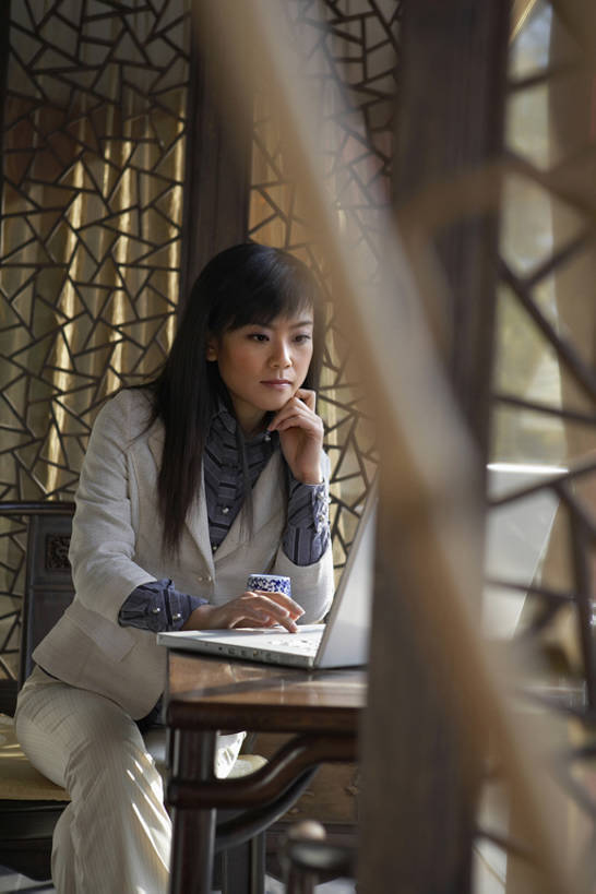 东方人,头发,一个人,商务人士,商务女性,酒吧,竖图,室内,白天,侧面,西装,商务,通讯,成功,信心,笔记本电脑,茶,桌子,北京,中国,亚洲,仅一个年轻女性,仅一个女性,仅一个人,喝,敲打,学习,套装,正装,工作,电子邮件,联系,输入,饮食,黑色,茶馆,打字,职业,思考,放松,想,读,摄影,点击,敲击,专心,都市风光,商务装,网上冲浪,工薪阶层,东亚,热饮,一套,无线电技术,寂静,按键,计算机,年轻女性,女人,女性,亚洲人,中国人,年轻人,白领,上班族,茶杯,坐着,半身,彩图,餐馆,咖啡馆,bj175