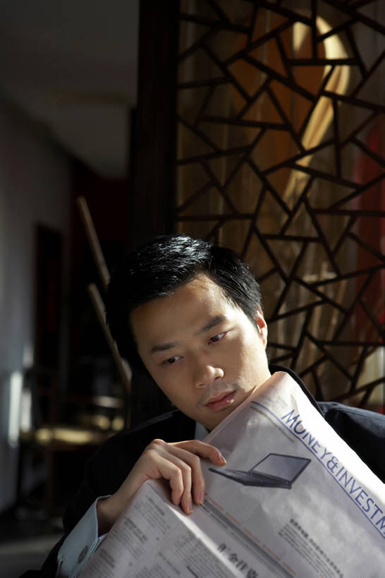 东方人,脸,头,脸颊,一个人,商务人士,商务男性,竖图,室内,留白,正面,衬衫,商务,报纸,北京,中国,亚洲,仅一个男性,仅一个人,套装,注视,传统,肩膀,仅一个年轻男性,茶馆,观察,看,思考,放松,想,读,金融,摄影,观看,新闻,察看,专心,关注,商务装,工薪阶层,东亚,男人,男性,年轻男性,亚洲人,中国人,年轻人,头部,脸部,脸蛋,面部,白领,上班族,休闲活动,坐着,彩图,衬衣,bj175