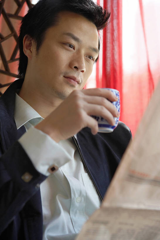东方人,中年人,一个人,同事,商务人士,商务男性,竖图,室内,正面,侧面,仰视,衬衫,商务,成功,合作,团队,集体,信心,茶,报纸,北京,中国,亚洲,仅一个男性,仅一个人,仅一个中年男性,喝,握,套装,休闲装,队伍,饮食,茶馆,看,休闲,思考,放松,想,读,握着,摄影,新闻,领导,成就,商务装,合伙,领袖,工薪阶层,东亚,热饮,男人,男性,年轻男性,亚洲人,中国人,年轻人,白领,上班族,茶杯,休闲活动,坐着,半身,彩图,低角度拍摄,衬衣,传统文化,bj175