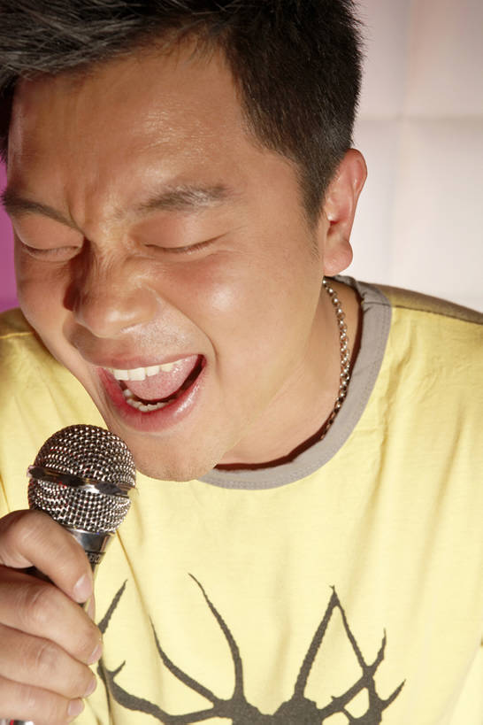 东方人,成年人,脸,头,脸颊,一个人,酒吧,微笑,竖图,室内,特写,夜晚,正面,聚会,度假,时尚,夜生活,快乐,满意,兴奋,幸福,热情,信心,城市,北京,中国,亚洲,仅一个男性,仅一个人,行人,游客,游人,握,艺术,聚餐,酒类,休闲装,娱乐,路人,旅客,刺激,肩膀,仅一个年轻男性,张嘴,休闲,放松,个性,活力,握着,摄影,ktv包厢,包厢,唱,明亮,创造力,麦克风,享乐,愉悦,娱乐活动,歌厅,夜总会,张大嘴巴,包房,东亚,ktv包房,过客,男人,男性,年轻男性,亚洲人,中国人,年轻人,头部,脸部,脸蛋,面部,张开嘴,休闲活动,闭着眼睛,坐着,彩图,高角度拍摄,欢乐,卡拉ok,喝醉,精力,醉,bj175