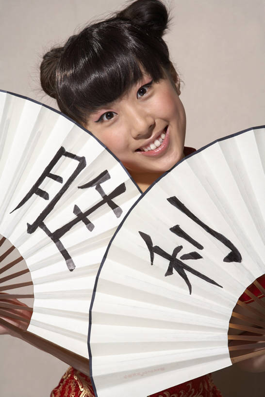 东方人,成年人,脸,头,脸颊,一个人,笑,微笑,露齿笑,竖图,室内,正面,快乐,兴奋,幸福,热情,骄傲,成功,北京,中国,亚洲,仅一个年轻女性,仅一个女性,仅一个人,握,黄色背景,旗袍,节日,欢呼,庆祝,折扇,注视,文化,表演者,刺激,肩膀,观察,看,站着,职业,庆典,汉字,握着,摄影,观看,纪念,庆贺,察看,关注,国庆,发髻,中国文化,祝贺,啦啦队,挑战,东亚,爱国主义,国庆节,技能,获胜,年轻女性,女人,女性,亚洲人,中国人,年轻人,头部,脸部,脸蛋,面部,休闲活动,彩图,影棚拍摄,传统服装,欢乐,传统文化,精力,bj175