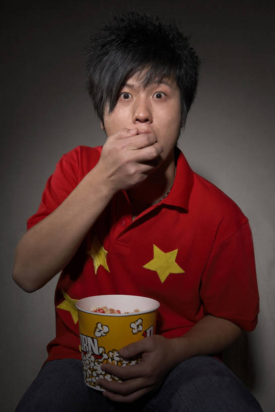 东方人,成年人,一个人,办公室,微笑,竖图,室内,正面,球衣,兴奋,幸福,北京,中国,亚洲,仅一个男性,仅一个人,握,黄色背景,节日,欢呼,庆祝,注视,休闲装,文化,饮食,刺激,仅一个年轻男性,红色,观察,看,庆典,表情,爆米花,握着,遮,遮掩,摄影,观看,纪念,惊奇,庆贺,察看,掩盖,遮挡,关注,国庆,祝贺,啦啦队,挑战,东亚,遮盖,爱国主义,国庆节,掩饰,震惊,男人,男性,年轻男性,亚洲人,中国人,年轻人,坐着,半身,彩图,影棚拍摄,精力,捂住,bj175