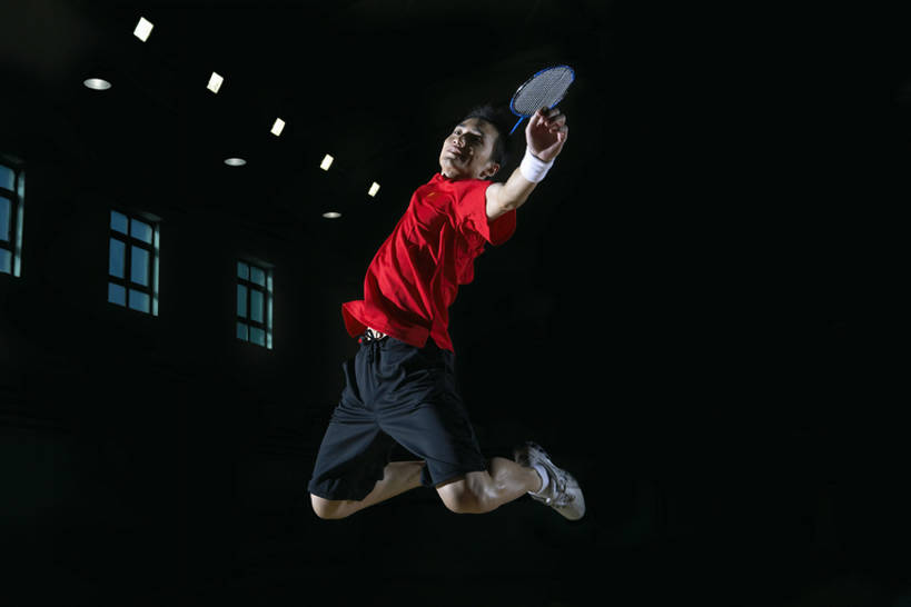 东方人,成年人,一个人,运动员,体育馆,健身房,运动场,跳,举,横图,室内,正面,仰视,运动服,运动鞋,成功,运动,合作,团队,集体,信心,竞争,汽车,北京,中国,亚洲,仅一个男性,仅一个人,伸展,握,准备,短裤,服装,球场,球拍,半空,打,休闲装,体育场,运动裤,队伍,车,仅一个年轻男性,衣服,红色,交通工具,轿车,看,托,教练,职业,健康,活力,舒展,握着,摄影,服饰,活动,动作,专心,衣着,成就,穿着,载具,决心,努力,田径运动员,合伙,挑战,东亚,雪铁龙,爱国主义,运动馆,衣饰,体育活动,认真,羽毛球运动,男人,男性,年轻男性,亚洲人,中国人,年轻人,休闲活动,体育运动员,运动选手,举起,举手,举着,向上举,向上伸,向上托,彩图,低角度拍摄,全身,凯旋,运动装,健身俱乐部,东风雪铁龙凯旋,雪铁龙凯旋,bj175