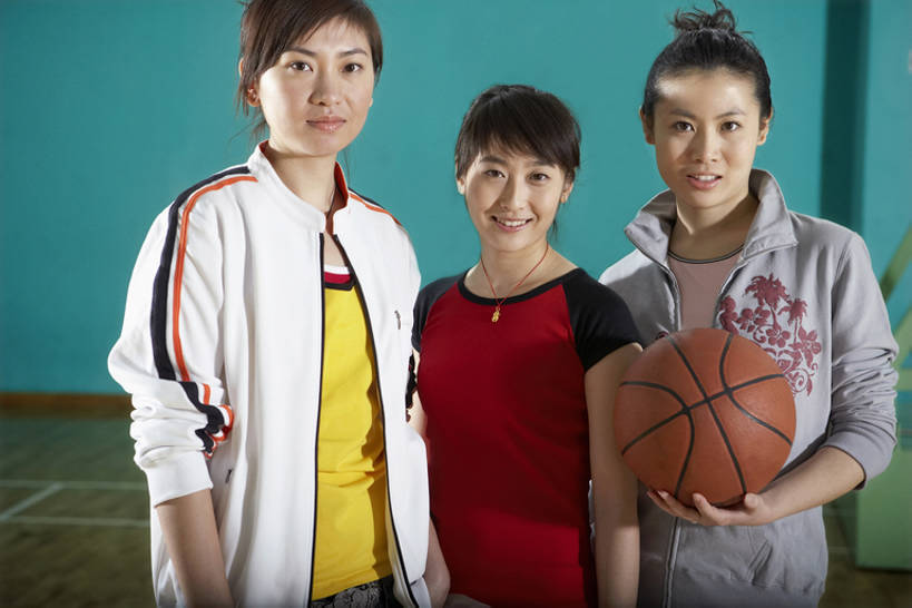 东方人,少年,成年人,一个人,三个人,学生,体育馆,健身房,运动场,横图,室内,白天,正面,锻炼,游戏,快乐,友谊,运动,合作,团队,北京,中国,亚洲,仅一个年轻女性,仅一个女性,仅一个人,握,并排,篮球框,球场,篮球运动员,注视,牛仔裤,休闲装,体育场,球,观察,看,站着,健康,握着,摄影,观看,察看,酷,关注,篮球运动,东亚,陪同,敌对,运动馆,陪伴,团结,年轻女性,女人,女性,亚洲人,中国人,年轻人,休闲活动,半身,彩图,健身俱乐部,伴随,bj175