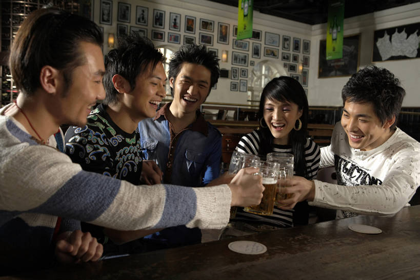 啤酒,东方人,成年人,酒吧,笑,微笑,露齿笑,横图,室内,白天,侧面,聚会,时尚,夜生活,快乐,通讯,友谊,幸福,运动,吧台,杯子,玻璃,北京,中国,亚洲,五个人,喝,连接,握,聚餐,食品,酒类,饮品,休闲装,娱乐,饮食,刺激,食物,饮料,啤酒杯,个性,活力,亲密,举杯,握着,摄影,生活方式,酷,享乐,愉悦,可口,东亚,陪同,适口,陪伴,男人,男性,年轻男性,年轻女性,女人,女性,亚洲人,中国人,年轻人,坐着,半身,彩图,欢乐,酒馆,伴随,bj175