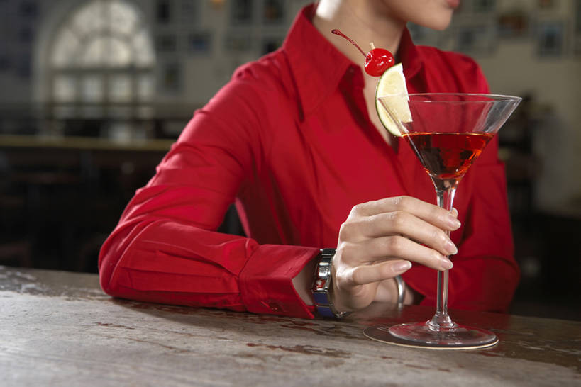 东方人,成年人,中年人,老年人,一个人,酒吧,竖图,室内,白天,侧面,快乐,幸福,吧台,樱桃,北京,中国,亚洲,喝,握,酒类,娱乐,饮食,饮料,握着,摄影,生活方式,享乐,愉悦,华贵,东亚,马提尼,马提尼酒杯,老年女性,女人,亚洲人,中国人,坐着,半身,彩图,欢乐,酒馆,混合饮料,bj175