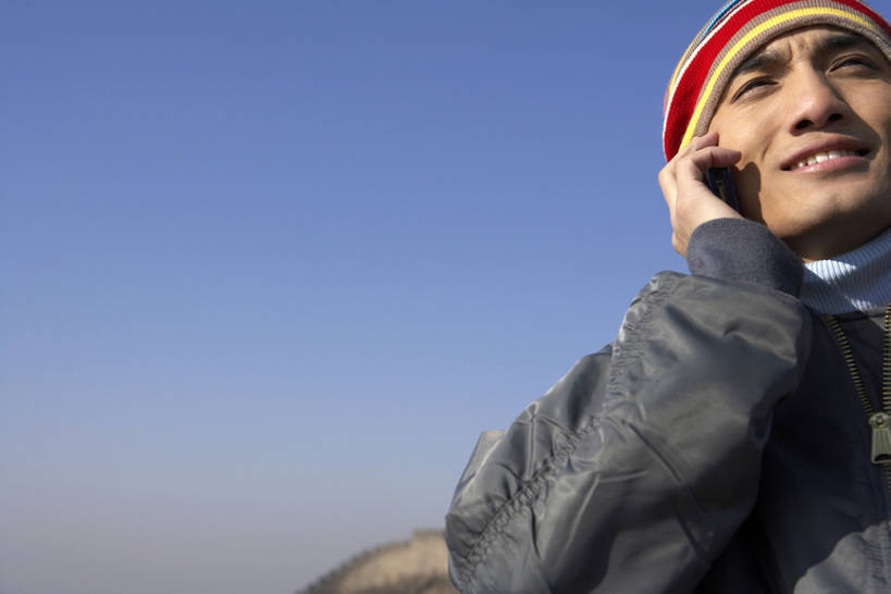 东方人,成年人,脸,头,脸颊,一个人,打电话,微笑,横图,室外,白天,留白,正面,仰视,度假,通讯,幸福,技术,帽子,手机,北京,中国,亚洲,联系,听,历史,外套,肩膀,蓝天,手套,休闲,摄影,早晨,户外活动,东亚,无线电技术,茄克,中午,男人,男性,年轻男性,亚洲人,中国人,年轻人,头部,脸部,脸蛋,面部,电话机,休闲活动,说话,彩图,低角度拍摄,bj175