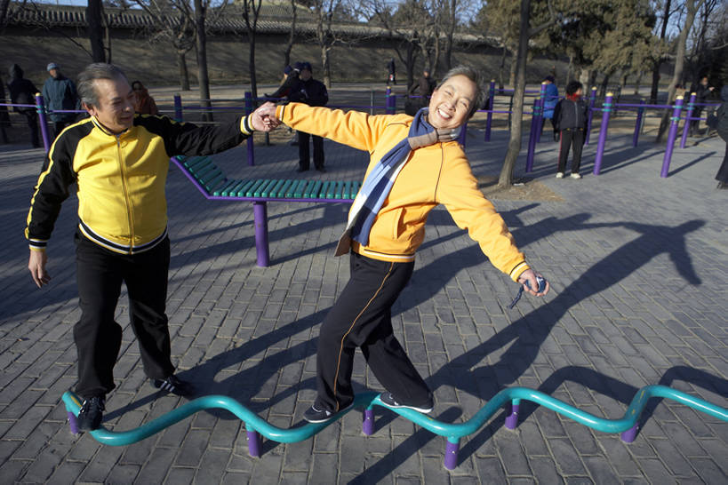 老年人,两个人,丈夫,妻子,公园,微笑,横图,室外,白天,正面,锻炼,满意,幸福,平衡木,北京,中国,亚洲,连接,年轻,玩,注视,休闲装,刺激,观察,看,休闲,健康,舒服,放松,活力,平衡,摄影,生活方式,观看,察看,退休,公共设施,都市风光,关注,播放,东亚,技能,无忧无虑,老年男性,老年女性,男人,男性,中国人,休闲活动,步行,手牵手,彩图,高角度拍摄,全身,人老心不老,bj175