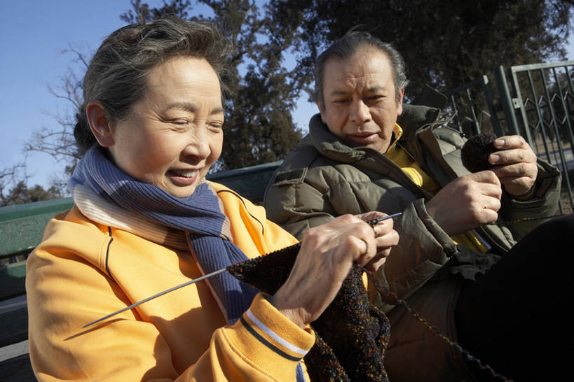 老年人,两个人,丈夫,妻子,公园,微笑,横图,室外,白天,侧面,毛衣,满意,幸福,北京,中国,亚洲,连接,握,编织,玩,休闲装,看,休闲,健康,放松,握着,摄影,生活方式,针织,退休,专心,享乐,都市风光,播放,东亚,陪同,针织品,技能,陪伴,老年男性,老年女性,男人,男性,中国人,休闲活动,坐着,半身,彩图,细线,人老心不老,伴随,bj175