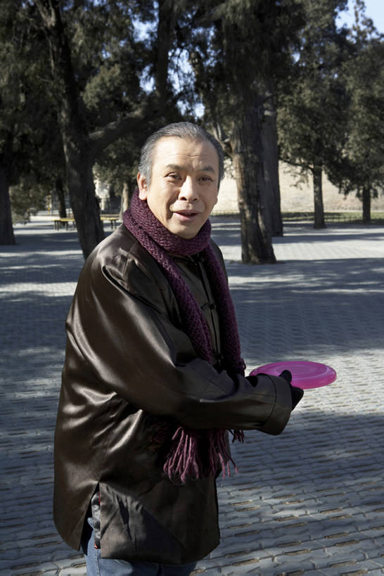 东方人,老年人,一个人,公园,竖图,室外,白天,正面,游戏,幸福,运动,太阳,玩具,北京,日光,中国,亚洲,仅一个男性,仅一个人,握,年轻,玩,注视,休闲装,娱乐,树,飞盘,观察,看,站着,仅一个老年男性,休闲,健康,放松,活力,益智,握着,摄影,生活方式,观看,活动,控制,察看,退休,享乐,愉悦,发泄,关注,消遣,智力,东亚,宣泄,老年男性,男人,男性,亚洲人,中国人,休闲活动,扔,玩耍,嬉戏,半身,彩图,人老心不老,bj175