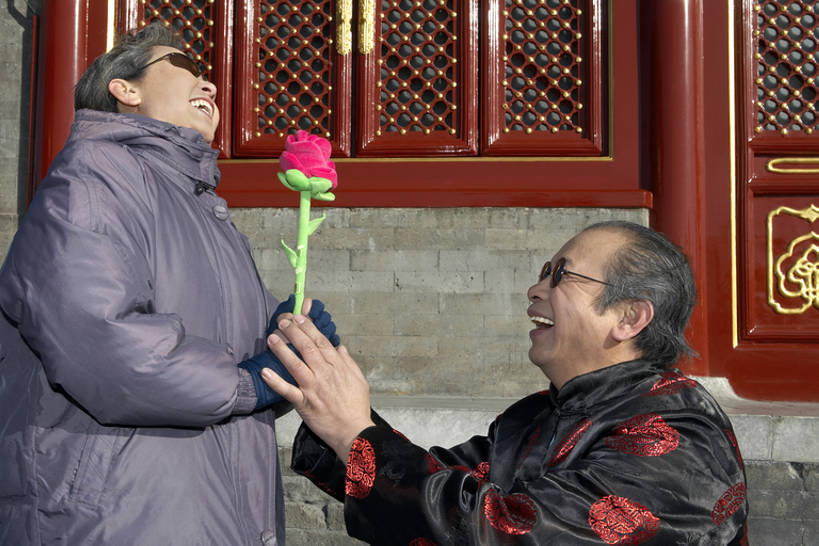 东方人,老年人,两个人,丈夫,妻子,公园,笑,微笑,横图,室外,白天,侧面,幸福,建筑,玫瑰,北京,中国,亚洲,连接,握,浪漫,年轻,休闲装,外套,传统,花,手套,太阳镜,看,站着,健康,面对面,放松,握着,摄影,生活方式,退休,人造,享乐,早晨,都市风光,关爱,东亚,陪同,陪伴,中午,老年男性,老年女性,男人,男性,亚洲人,中国人,情侣,手牵手,半身,彩图,传统服装,爱,欢乐,传统文化,人老心不老,伴随,bj175