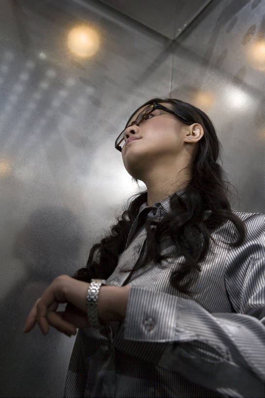 东方人,成年人,一个人,商务人士,商务女性,办公室,竖图,室内,白天,侧面,仰视,商务,成功,信心,技术,城市,电梯,北京,中国,亚洲,仅一个年轻女性,仅一个女性,仅一个人,正装,时间,手表,门口,现代,站着,职业,财富,摄影,技巧,腕表,核对,手艺,忙碌,等,东亚,技能,技艺,年轻女性,女人,女性,亚洲人,中国人,年轻人,白领,半身,彩图,低角度拍摄,妙技,本领,校对,校勘,bj175