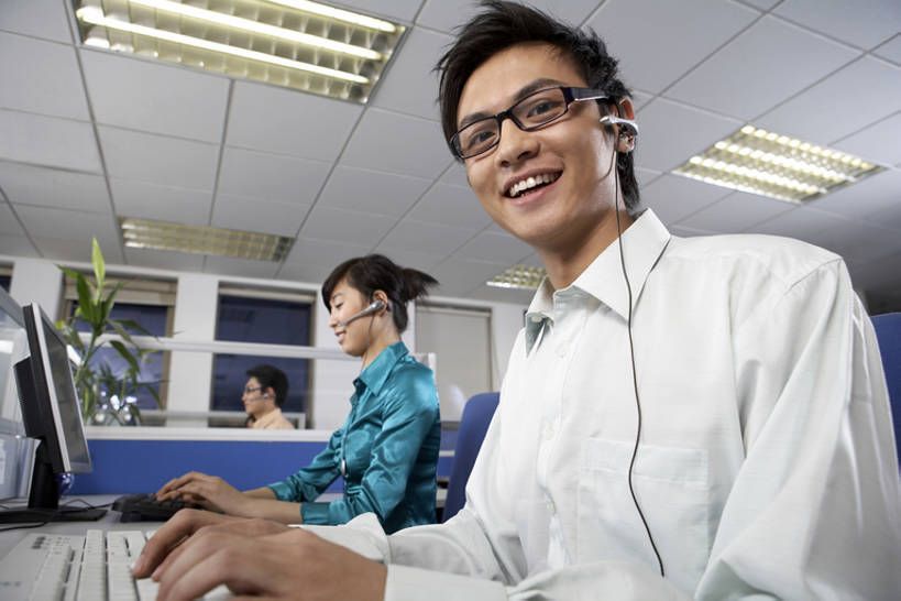 东方人,成年人,两个人,同事,服务员,电话接线员,办公室,笑,打电话,微笑,露齿笑,横图,室内,白天,侧面,商务,快乐,通讯,幸福,成功,合作,团队,集体,信心,电脑,显示器,鼠标,键盘,互联网,技术,城市,北京,中国,亚洲,连接,敲打,握,正装,工作,网络,眼镜,联系,注视,输入,输入设备,通讯设备,队伍,耳机,打字,观察,看,职业,台式电脑,服务,握着,摄影,观看,指导,技巧,点击,协助,支撑,敲击,控制,察看,便利,呼叫中心,领导,享乐,成就,关注,手艺,通信设备,网上冲浪,合伙,领袖,输出设备,东亚,接待员,无线电技术,技能,技艺,按键,计算机,男人,男性,年轻男性,年轻女性,女人,女性,亚洲人,中国人,年轻人,白领,服务生,侍者,说话,坐着,半身,彩图,欢乐,妙技,本领,bj175