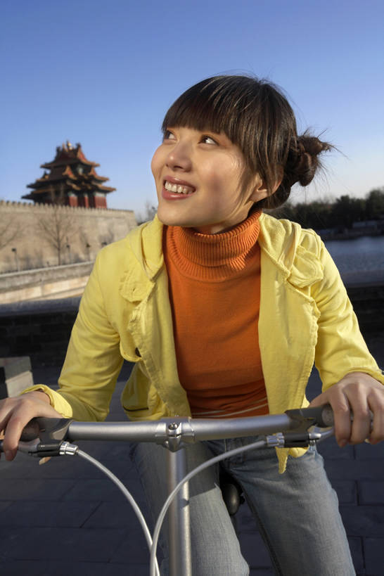 东方人,成年人,一个人,故宫,微笑,竖图,室外,特写,白天,正面,锻炼,旅游,幸福,街道,自行车,北京,中国,亚洲,仅一个年轻女性,仅一个女性,仅一个人,行人,游客,游人,休闲装,路人,旅客,车,脚踏车,骑,蓝天,交通工具,骑车,健康,探索,摄影,享乐,载具,手把,东亚,过客,无忧无虑,年轻女性,亚洲人,中国人,年轻人,休闲活动,坐着,彩图,精力,bj175