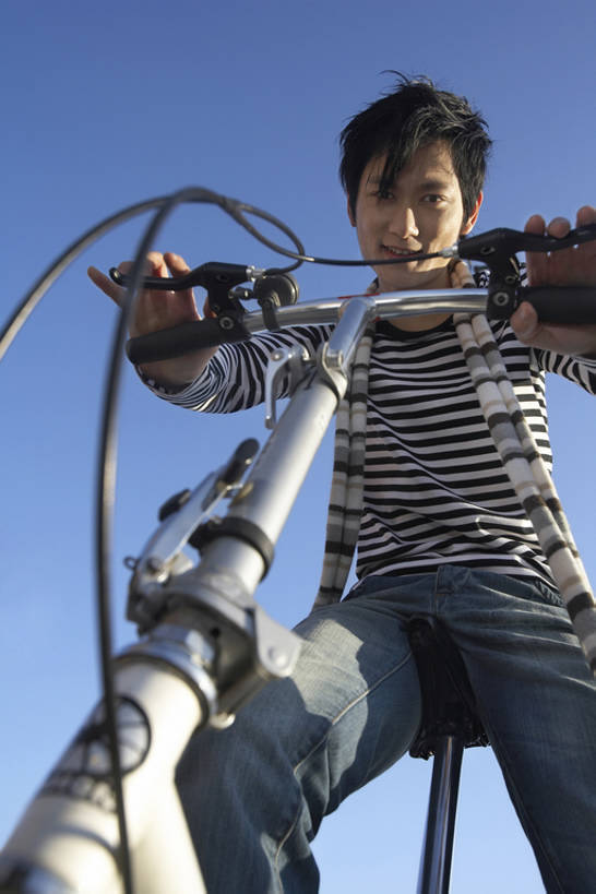 东方人,成年人,一个人,公园,坐,微笑,竖图,室外,特写,白天,仰视,锻炼,旅游,快乐,幸福,旅途,街道,自行车,北京,亚洲,仅一个男性,条纹,瓷器,注视,休闲装,车,脚踏车,骑,围巾,交通工具,观察,看,靠,靠着,骑车,健康,摄影,观看,察看,享乐,关注,载具,手把,东亚,万里无云,快活,欢愉,康乐,无忧无虑,冒险,年轻男性,亚洲人,中国人,年轻人,休闲活动,彩图,低角度拍摄,高兴,假笑,bj175