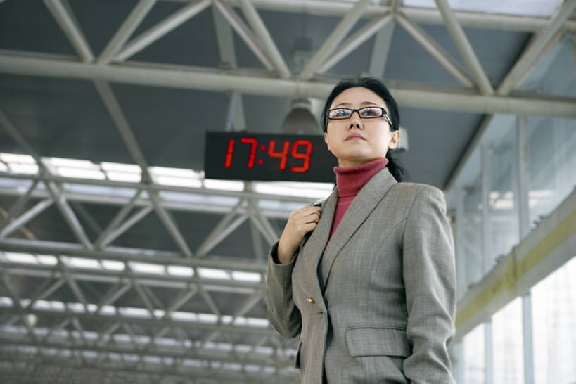 东方人,成年人,中年人,一个人,商务人士,商务女性,横图,室内,侧面,商务,成功,信心,技术,城市,地铁,车站,北京,中国,亚洲,仅一个女性,仅一个人,握,套装,正装,时间,时钟,眼镜,地铁站,挎包,站台,公共交通,计时,电子钟,现代,月台,灰色,钟表,站着,仅一个中年女性,职业,表,握着,运输,摄影,技巧,手艺,等,东亚,技能,技艺,中年女性,亚洲人,中国人,钟,半身,彩图,旅行,妙技,本领,bj175