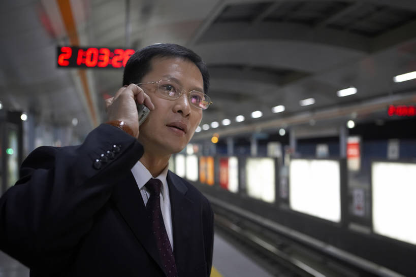 东方人,脸,头,脸颊,一个人,商务人士,商务男性,打电话,横图,室内,侧面,衬衫,商务,通讯,成功,信心,技术,城市,地铁,车站,手机,北京,中国,亚洲,连接,握,套装,正装,时间,时钟,眼镜,地铁站,站台,公共交通,联系,计时,电子钟,现代,月台,肩膀,黑色,钟表,站着,职业,表,握着,运输,摄影,技巧,便利,手艺,商务装,等,工薪阶层,东亚,无线电技术,技能,技艺,中年男性,亚洲人,中国人,头部,脸部,脸蛋,面部,白领,上班族,钟,说话,彩图,衬衣,旅行,妙技,本领,bj175
