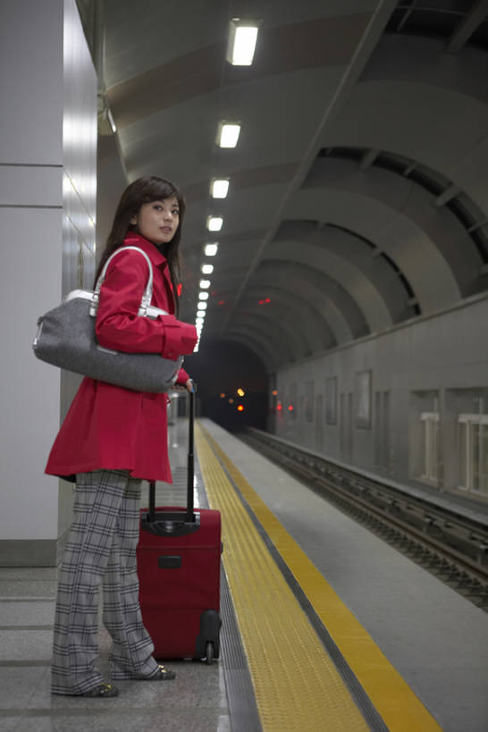 东方人,成年人,一个人,竖图,室内,留白,侧面,制服,商务,成功,信心,技术,城市,地铁,火车,车站,手提箱,北京,中国,亚洲,仅一个年轻女性,仅一个女性,仅一个人,握,拉杆箱,旅行箱,地铁站,挎包,站台,公共交通,现代,月台,衣服,红色,行李,行李箱,箱子,站着,职业,握着,运输,摄影,技巧,出差,军人,军装,手艺,军服,等,东亚,技能,技艺,年轻女性,女人,女性,亚洲人,中国人,年轻人,白领,彩图,全身,旅行,妙技,本领,商务旅行,bj175