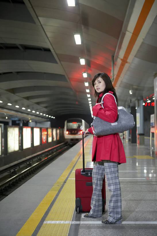 东方人,成年人,一个人,竖图,室内,留白,侧面,制服,商务,成功,信心,技术,城市,地铁,火车,车站,手提箱,北京,中国,亚洲,仅一个年轻女性,仅一个女性,仅一个人,握,拉杆箱,旅行箱,地铁站,挎包,站台,公共交通,现代,月台,衣服,红色,行李,行李箱,箱子,站着,职业,握着,运输,摄影,技巧,出差,军人,军装,手艺,军服,等,东亚,技能,技艺,年轻女性,女人,女性,亚洲人,中国人,年轻人,白领,彩图,全身,旅行,妙技,本领,商务旅行,bj175