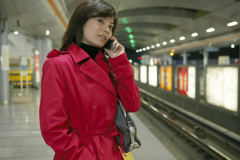 东方人,成年人,一个人,笑,打电话,微笑,露齿笑,横图,室内,侧面,制服,商务,快乐,通讯,幸福,成功,信心,技术,城市,地铁,车站,手机,北京,中国,亚洲,仅一个年轻女性,仅一个女性,仅一个人,连接,握,地铁站,挎包,站台,公共交通,联系,指甲油,现代,月台,衣服,红色,蓝色,站着,职业,握着,运输,摄影,技巧,军人,便利,军装,享乐,手艺,军服,等,东亚,无线电技术,技能,技艺,年轻女性,女人,女性,亚洲人,中国人,年轻人,白领,两手抄兜,说话,半身,彩图,旅行,欢乐,妙技,本领,bj175