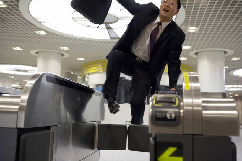 东方人,中年人,一个人,商务人士,商务男性,跳,笑,微笑,露齿笑,横图,室内,正面,衬衫,商务,风险,成功,信心,笔记本电脑,技术,城市,地铁,火车,北京,中国,亚洲,仅一个男性,仅一个人,仅一个中年男性,停靠,套装,正装,公文包,眼镜,大门,地铁站,公共交通,半空,警告,现代,刺激,黑色,张嘴,职业,警示,淘气,运输,摄影,技巧,禁止,提醒,愉悦,都市风光,提示,停泊,限制,手艺,商务装,张大嘴巴,工薪阶层,东亚,技能,技艺,危险,老年男性,男人,男性,亚洲人,中国人,白领,上班族,张开嘴,彩图,全身,衬衣,旅行,妙技,本领,bj175