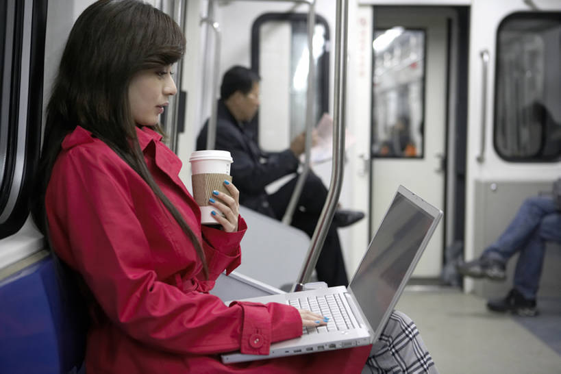 咖啡,东方人,成年人,一个人,商务女性,横图,室内,侧面,制服,商务,通讯,成功,信心,笔记本电脑,技术,城市,地铁,火车,北京,中国,亚洲,仅一个年轻女性,仅一个女性,仅一个人,喝,敲打,握,地铁站,咖啡杯,公共交通,联系,指甲油,输入,现代,衣服,红色,蓝色,打字,职业,握着,运输,摄影,技巧,军人,点击,敲击,便利,军装,一次性杯子,手艺,军服,东亚,热饮,黑咖啡,无线电技术,技能,技艺,孤独,按键,计算机,年轻女性,女人,女性,亚洲人,中国人,年轻人,坐着,彩图,旅行,妙技,本领,bj175