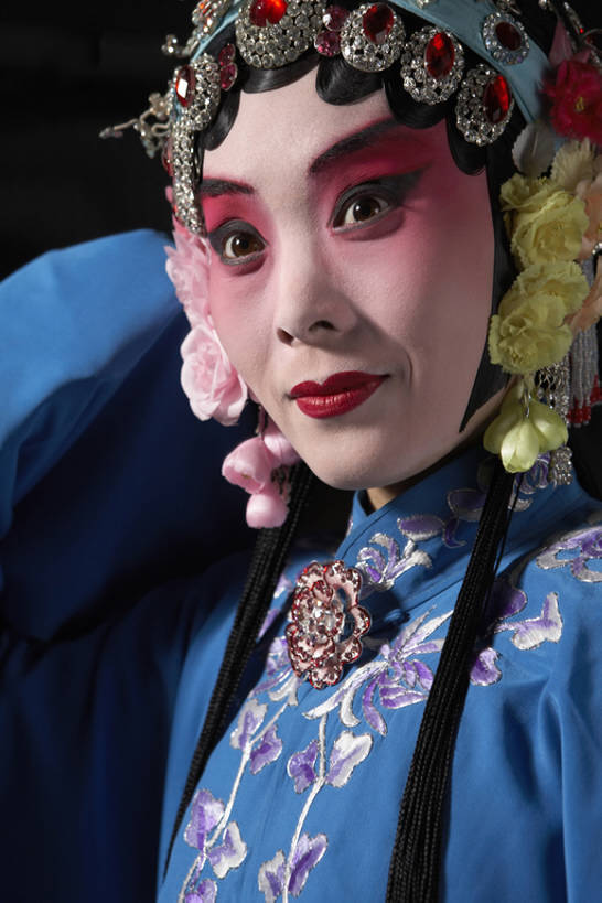 东方人,脸,头,脸颊,一个人,演员,电影明星,舞台,竖图,侧面,民族服装,珠宝,刺绣,北京,中国,亚洲,西方,仅一个年轻女性,仅一个女性,仅一个人,表演,服装,艺术,人物,头巾,头饰,古典,美丽,文化,表演者,现代,传统,东方,肩膀,衣服,发饰,化妆品,站着,比较,个性,凝视,摄影,服饰,胸针,古装,高雅,旧的,中国文化,播放,肖像,改变,京剧,东亚,东亚文化,歌剧,韵味,年轻女性,女人,女性,亚洲人,中国人,年轻人,头部,脸部,脸蛋,面部,影视明星,半身,彩图,传统服装,民俗服,化装,锦缎,中国戏曲,传统文化,京剧演员,摆拍,bj175