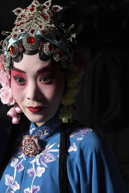 东方人,一个人,演员,电影明星,舞台,微笑,竖图,正面,民族服装,珠宝,刺绣,北京,中国,亚洲,西方,仅一个年轻女性,仅一个女性,仅一个人,表演,服装,艺术,人物,头巾,头饰,古典,美丽,文化,表演者,现代,传统,东方,衣服,发饰,化妆品,站着,比较,个性,凝视,摄影,服饰,胸针,古装,高雅,旧的,中国文化,播放,肖像,改变,京剧,东亚,东亚文化,歌剧,韵味,年轻女性,女人,女性,亚洲人,中国人,年轻人,影视明星,半身,彩图,传统服装,民俗服,化装,锦缎,中国戏曲,传统文化,京剧演员,摆拍,bj175