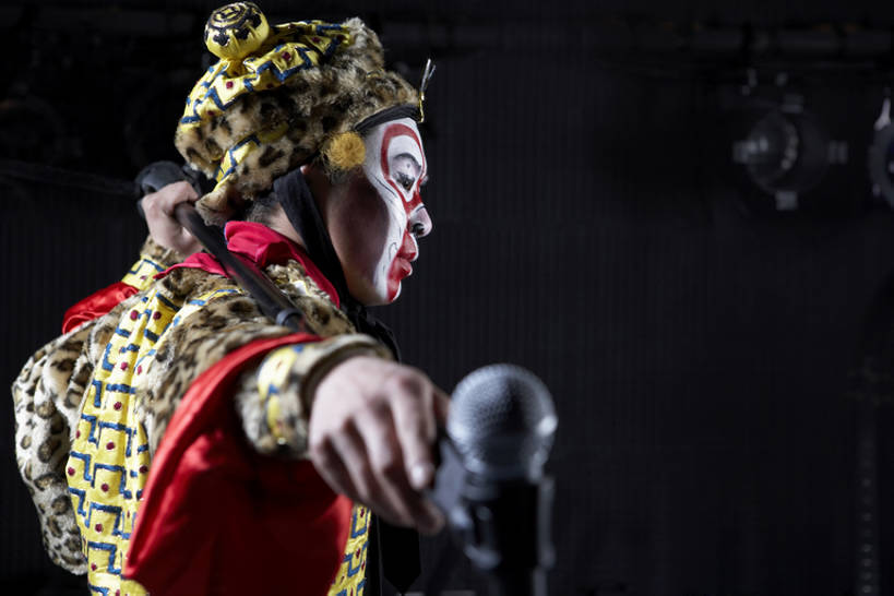 东方人,一个人,演员,舞台,横图,彩色,留白,侧面,民族服装,奢侈,北京,中国,亚洲,西方,仅一个男性,仅一个人,表演,握,准备,黑色背景,服装,艺术,人物,面具,头巾,头饰,支架,古典,豪华,玩,文化,表演者,现代,传统,东方,架子,仅一个年轻男性,衣服,发饰,化妆品,站着,比较,个性,握着,摄影,服饰,五颜六色,唱,华丽,支撑,古装,色彩斑斓,麦克风,练习,愉悦,旧的,文学,中国文化,话筒架,播放,改变,五彩缤纷,反差,演出服,京剧,东亚,东亚文化,歌剧,五彩斑斓,富丽,韵味,华美,五光十色,美猴王,男人,男性,年轻男性,亚洲人,中国人,年轻人,歌手,半身,彩图,传统服装,民俗服,化装,麦克风架,中国戏曲,舞台灯光,摇摆舞,传统文化,华侈,奢华,京剧演员,超现实主义,摆拍,流派,艺术流派,bj175