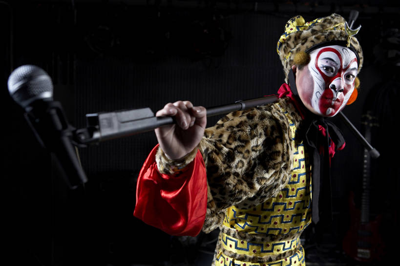 东方人,一个人,演员,舞台,横图,彩色,侧面,民族服装,奢侈,北京,中国,亚洲,西方,仅一个男性,仅一个人,表演,握,准备,黑色背景,服装,艺术,人物,面具,头巾,头饰,支架,古典,豪华,玩,注视,文化,表演者,现代,传统,东方,架子,仅一个年轻男性,衣服,发饰,化妆品,观察,看,站着,比较,个性,握着,摄影,服饰,观看,五颜六色,唱,华丽,支撑,古装,色彩斑斓,察看,麦克风,练习,愉悦,关注,旧的,文学,中国文化,话筒架,播放,改变,五彩缤纷,反差,演出服,京剧,东亚,东亚文化,歌剧,五彩斑斓,富丽,韵味,华美,五光十色,美猴王,男人,男性,年轻男性,亚洲人,中国人,年轻人,歌手,半身,彩图,传统服装,民俗服,化装,麦克风架,中国戏曲,舞台灯光,摇摆舞,传统文化,华侈,奢华,京剧演员,超现实主义,摆拍,流派,艺术流派,bj175