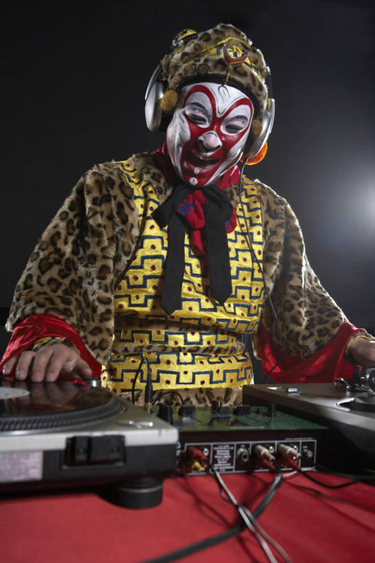 东方人,一个人,演员,舞台,笑,微笑,露齿笑,竖图,彩色,正面,仰视,民族服装,奢侈,技术,数据,桌子,北京,中国,亚洲,西方,仅一个人,表演,握,摇摆,服装,艺术,人物,信息,头巾,头饰,唱片,古典,豪华,音乐,玩,文化,存储介质,表演者,现代,传统,东方,衣服,耳机,发饰,化妆品,站着,比较,个性,灌篮,握着,摄影,服饰,五颜六色,碟片,华丽,古装,色彩斑斓,存储,混合,酷,愉悦,旧的,中国文化,播放,改变,五彩缤纷,打碟,dj师,唱片骑士,黑胶唱片,京剧,东亚,东亚文化,歌剧,五彩斑斓,富丽,韵味,华美,五光十色,美猴王,男人,男性,年轻男性,亚洲人,中国人,年轻人,半身,彩图,低角度拍摄,传统服装,民俗服,化装,中国戏曲,摇摆舞,传统文化,华侈,奢华,京剧演员,磁带录音机,bj175