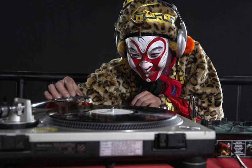 东方人,一个人,演员,舞台,笑,微笑,露齿笑,横图,彩色,正面,民族服装,奢侈,技术,数据,桌子,北京,中国,亚洲,西方,仅一个人,表演,握,摇摆,服装,艺术,人物,信息,头巾,头饰,唱片,古典,豪华,音乐,玩,文化,存储介质,表演者,现代,传统,东方,衣服,耳机,发饰,化妆品,站着,比较,个性,灌篮,握着,摄影,服饰,五颜六色,碟片,华丽,古装,色彩斑斓,存储,混合,酷,愉悦,旧的,中国文化,播放,改变,五彩缤纷,打碟,dj师,唱片骑士,黑胶唱片,京剧,东亚,东亚文化,歌剧,五彩斑斓,富丽,韵味,华美,五光十色,美猴王,男人,男性,年轻男性,亚洲人,中国人,年轻人,半身,彩图,传统服装,民俗服,化装,中国戏曲,摇摆舞,传统文化,华侈,奢华,京剧演员,磁带录音机,bj175