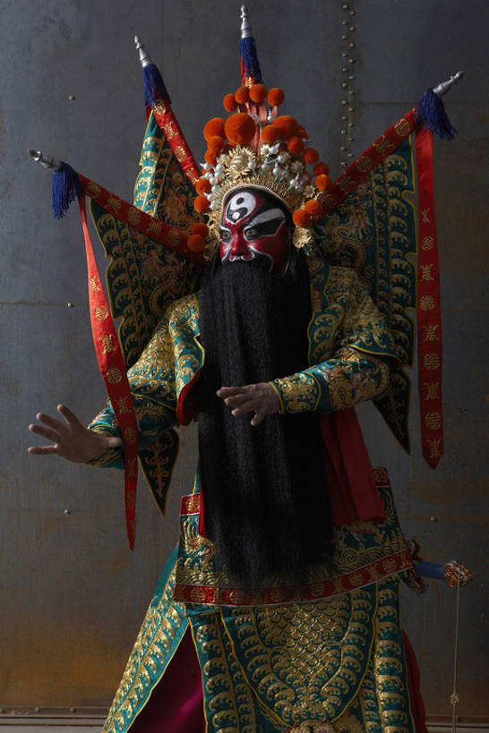 东方人,中年人,老年人,胡须,一个人,演员,电影明星,站,竖图,室内,白天,正面,奢侈,信心,武术,旗帜,亚洲,表演,朦胧,模糊,生锈,瓷器,头巾,头饰,豪华,拿着,注视,表演者,传统,发饰,观察,看,思考,工业,观看,华丽,复杂,环境,腐蚀,侵蚀,察看,关注,近景,中国文化,改变,典礼,伪装,比例,京剧,东亚,将军,东亚文化,北京市,歌剧,富丽,华美,腐化,锈迹斑斑,认真,老年男性,男人,男性,亚洲人,中国人,胡子,络腮胡,影视明星,彩图,全身,传统服装,化装,舞蹈,中国戏曲,防护面罩,传统文化,华侈,奢华,性格,bj175